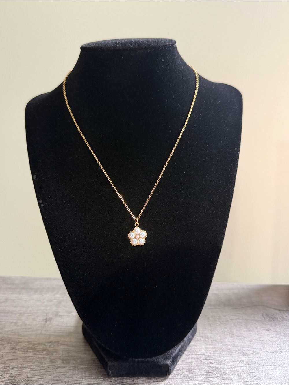Gold plated stainless steel pearl flower pendant necklace